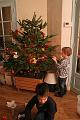 2013-12-14 Zelie mange du pain, les garcons decore le sapin 010
